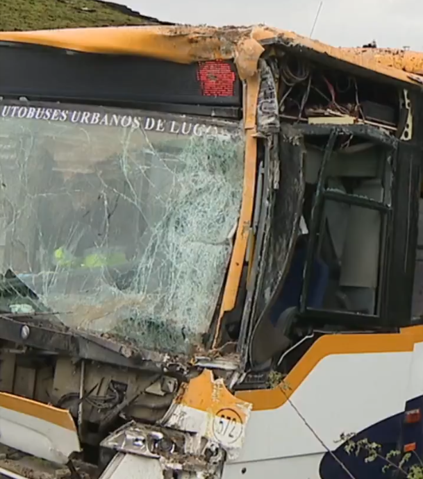 Un autobús urbano de Lugo queda hecho añicos tras impactar contra una vivienda