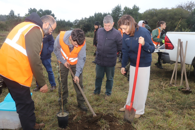 La conselleira de Medio Ambiente e Cambio Climático, Ángeles Vázquez, durante su visita al Parque Natural Complexo Dunar de Corrubedo e Lagoas de Carregal e Vixán.