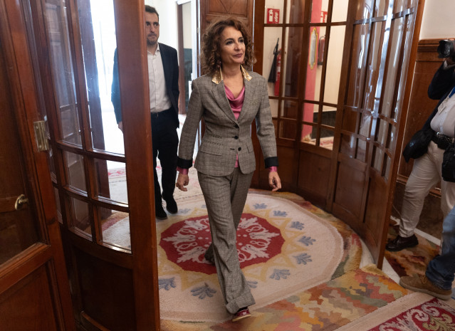 La vicepresidenta primera y ministra de Hacienda, María Jesús Montero, llega a una sesión plenaria en el Congreso de los Diputados.