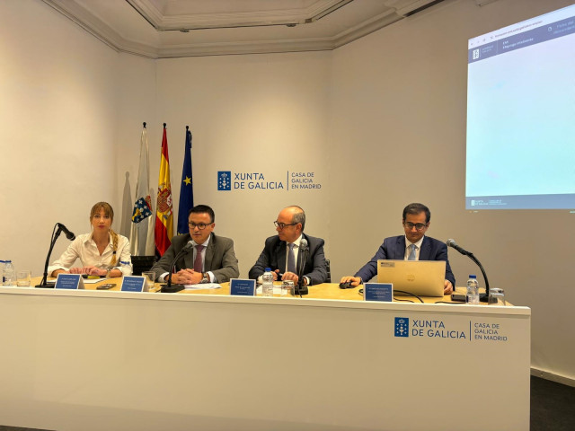 El conselleiro de Emprego, Comercio e Turismo, José González, presenta la herramienta EMI en la Casa de Galicia en Madrid.