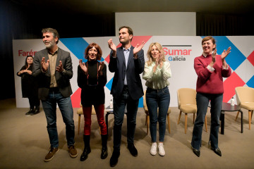 Archivo -  Juan Díaz Villoslada;Berta Vigil; el portavoz de la comisión promotora de Sumar Galicia, Paulo Carlos López; la vicepresidenta del Gobierno y líder de Sumar, Yolanda Díaz y la candidat