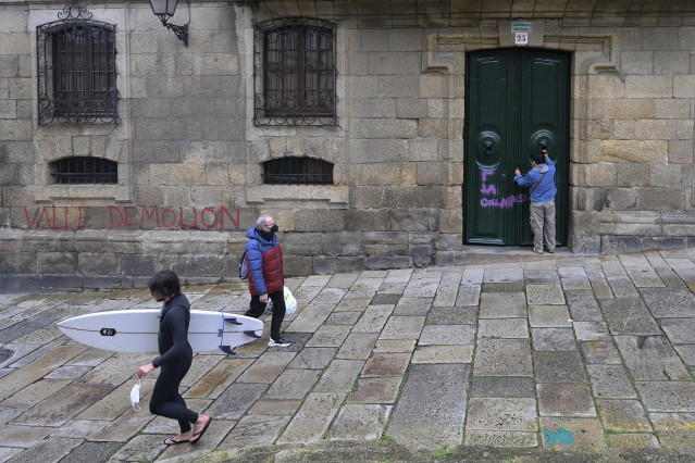 Archivo - El cuidador de la Casa Cornide y testigo de los Franco en el juicio por su ocupación por nueve activistas en 2017, cierra la puerta del inmueble, en A Coruña, Galicia (España), a 10 de febrero de 2021. Cinco de los ocho activistas que el martes