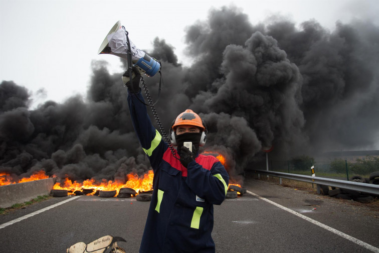 Trabajadores de Alcoa se concentran en Ribadeo para reclamar la implicación de Xunta y Gobierno en el futuro de la fábrica