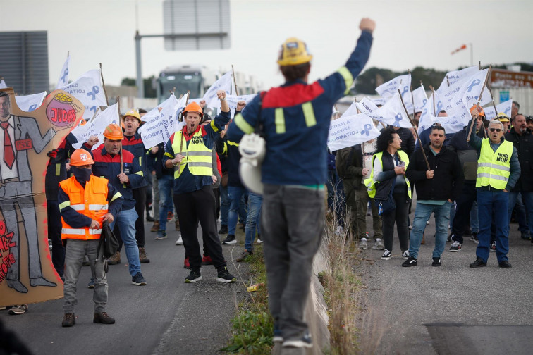 Trabajadores de Alcoa cortan la A-8 en Ribadeo acusando a la empresa de no cumplir el acuerdo de viabilidad