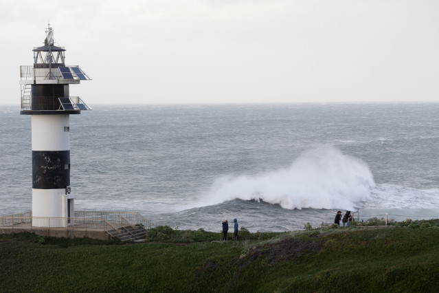 Archivo - Varias personas observan el mar embravecido en la costa de Ribadeo, a 4 de noviembre de 2023, en Ribadeo, Lugo, Galicia.