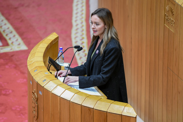 La conselleira de Política Social e Igualdade, Fabiola García, comparece en el pleno del Parlamento gallego.