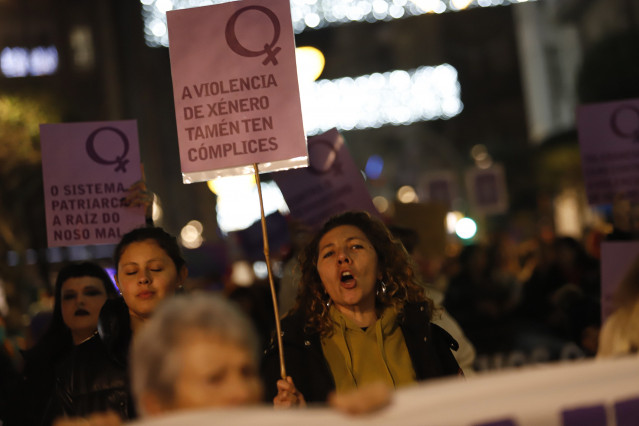 Archivo - Varias personas muestran carteles, durante una marcha por la eliminación de la violencia contra las mujeres, a 25 de noviembre de 2023, en Vigo, Pontevedra, Galicia (España).