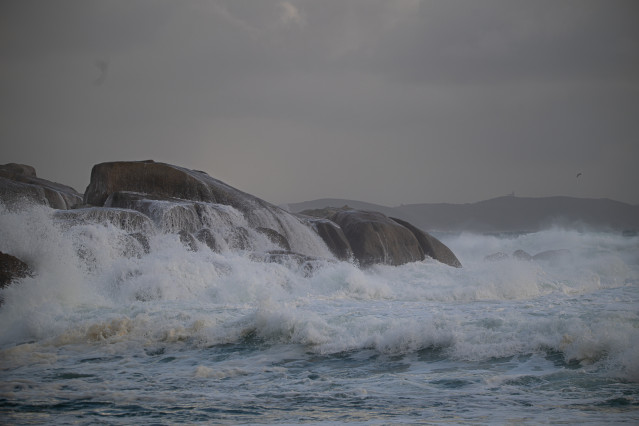 Archivo - El mar con olas por el temporal, a 5 de noviembre de 2023, en O Grove, Pontevedra, Galicia (España).