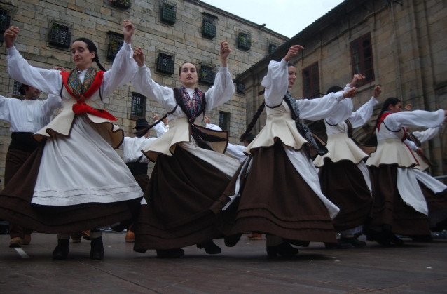 Archivo - Agrupación folclórica gallega vestida con el traje tradicional gallego bailando.