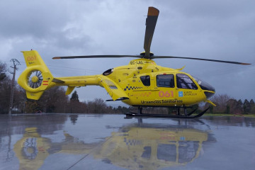 Archivo - Helicóptero medicalizado del 061 con base en Santiago.