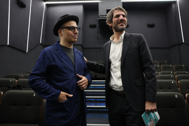 (I-D) El director y cineasta español, Pablo Berger, y el ministro de Cultura, Ernest Urtasun, durante la presentación de la primera prueba piloto del programa 'Cine Escuela', en Cine Embajadores, a 25 de noviembre de 2024, en Madrid .