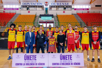 El presidente de la Diputación de Oursense, Luis Menor, durante su visita a la selección española masculina de baloncesto