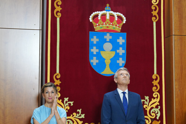 Archivo - El hasta ahora vicepresidente primero de la Xunta de Galicia, Alfonso Rueda, junto a la vicepresidenta Segunda del Gobierno y Ministra de Trabajo y Economía Social, Yolanda Díaz, en su toma posesión como presidente, en el Parlamento de Galicia,