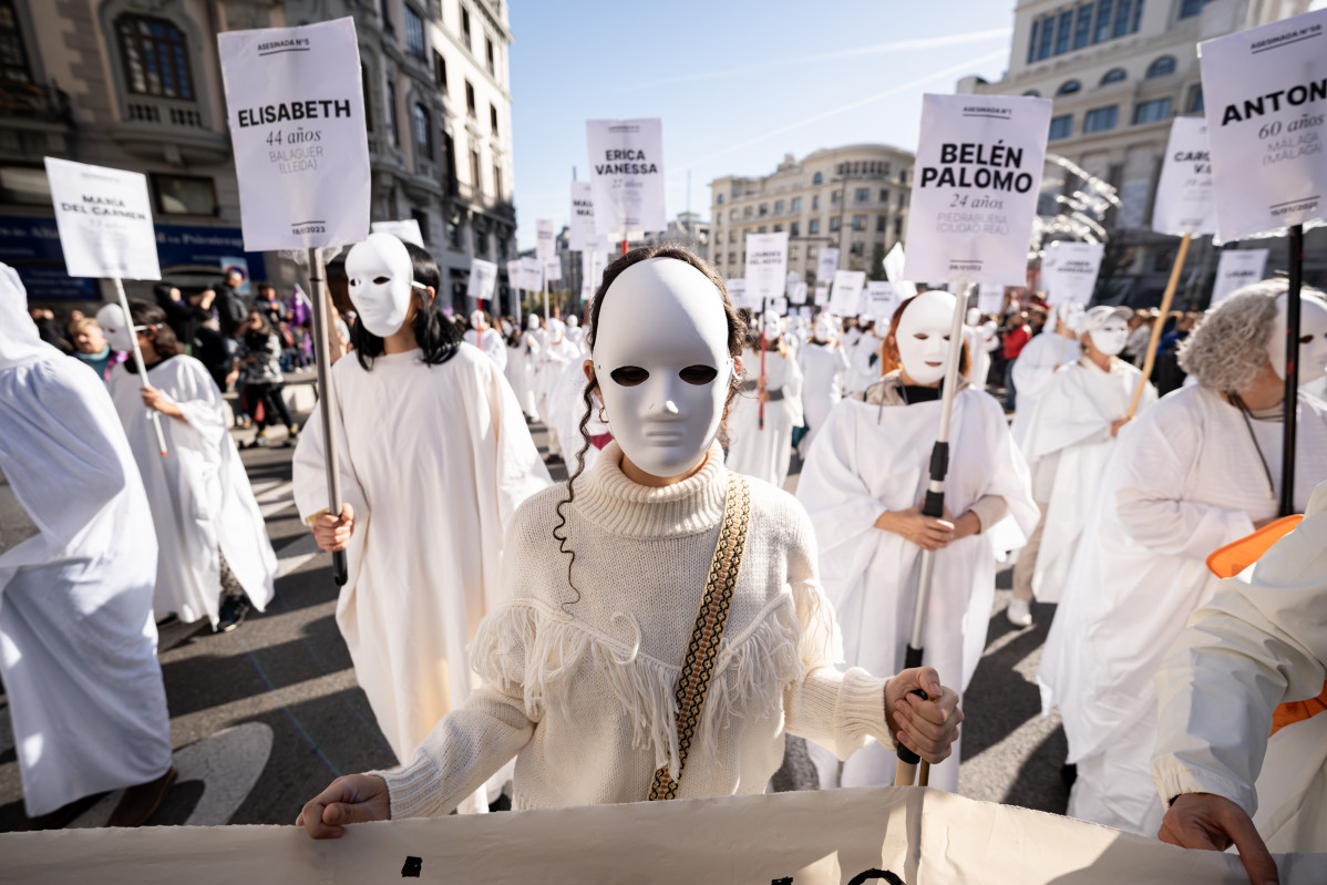 Archivo - Decenas de personas llevan carteles con nombres de mujeres asesinadas por violencia machista durante una manifestación por el 25N, a 25 de noviembre de 2023, en Madrid (España).