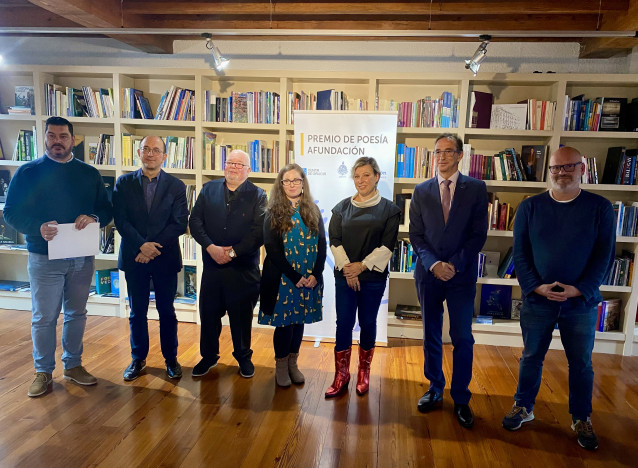 Miguel Rodríguez Monteavaro recibe el XXII Premio de Poesía Afundación por su obra 'Cortar pescado en Manila'.