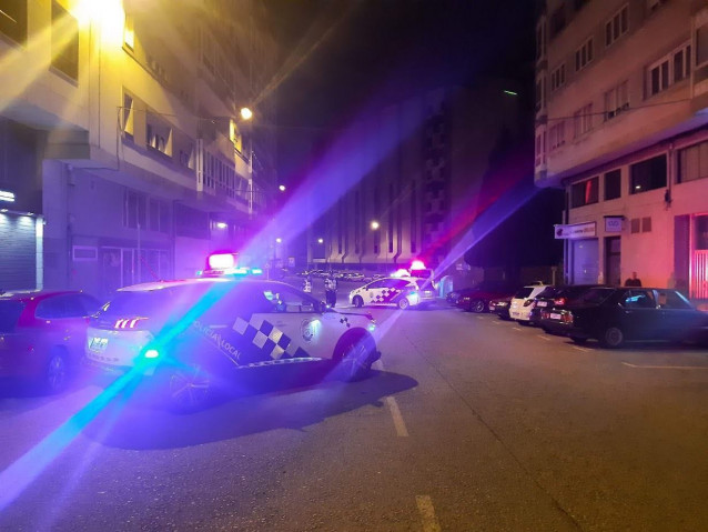 Archivo - Imagen de un control nocturno de la Policía Local de Lugo.