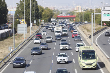 Varios vehículos en la A-4, a 31 de octubre de 2024, en Madrid-