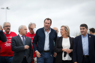 Archivo - El ministro de Transportes y Movilidad Sostenible, Óscar Puente (c), la alcaldesa de Lugo, Paula Alvarellos (2d), y el delegado del Gobierno en Galicia, Pedro Blanco (d), durante la celebra