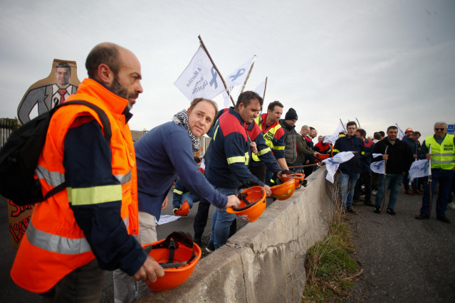 Varias personas durante una protesta de trabajadores de Alcoa, a 23 de noviembre de 2024, en Ribadeo, Lugo, Galicia (España). Una protesta de cientos de trabajadores de Alcoa San Cibrao ha cortado durante unos minutos la autovía A-8 a la altura de Ribadeo