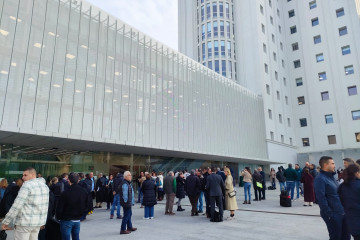 Momento del desalojo de la Ciudad de la Justicia de Vigo