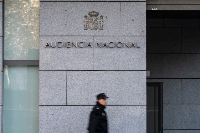 Archivo - Un agente de Policía Nacional camina frente a la Audiencia Nacional, a 8 de enero de 2024, en Madrid (España). La Audiencia Nacional juzga desde hoy  al que fuera comisario del Aeropuerto de Madrid-Barajas Carlos Salamanca, por presuntamente fac