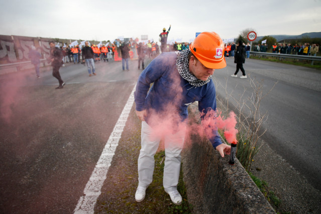 Varias personas durante una protesta de trabajadores de Alcoa, a 23 de noviembre de 2024, en Ribadeo, Lugo, Galicia (España). Una protesta de cientos de trabajadores de Alcoa San Cibrao ha cortado durante unos minutos la autovía A-8 a la altura de Ribadeo