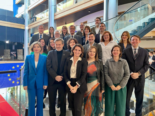 Eurodiputados socialistas junto a la nueva vicepresidenta para la Transición Justa de la UE, Teresa Ribera