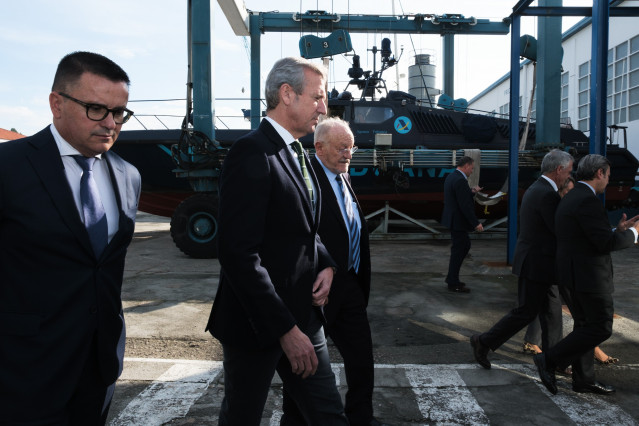 El presidente de la Xunta, Alfonso Rueda, con el presidente del Grupo Rodman, Manuel Rodríguez, en las instalaciones de Rodman Polyships en Meira, Moaña (Pontevedra).