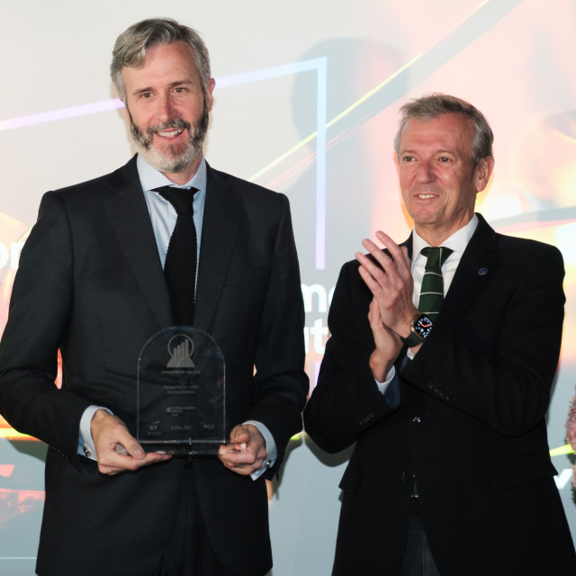 El presidente de la Xunta, Alfonso Rueda, entrega el Premio Emprendedor del Año EY al presidente del grupo Profand, Enrique García Chillón, en un acto en Vigo.