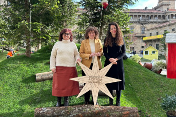 La alcaldesa de Santiago, Goretti Sanmartín; la primera teniente de alcaldesa, María Rozas; y la concelleira de Festas, Pilar Lueiro en la presentación del programa de Navidad.