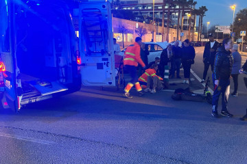 Herido el conductor de un patinete en Sanxenxo (Pontevedra) tras impactar contra una furgoneta.