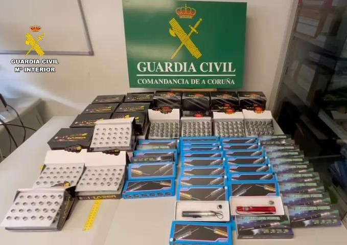 La Guardia Civil incauta más de un millar de punteros láser peligrosos en dos establecimientos de A Coruña