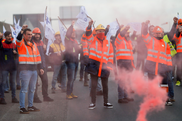 Varias personas durante una protesta de trabajadores de Alcoa, a 23 de noviembre de 2024, en Ribadeo, Lugo, Galicia (España). Una protesta de cientos de trabajadores de Alcoa San Cibrao ha cortado durante unos minutos la autovía A-8 a la altura de Ribadeo