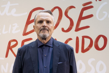 Archivo - El cantante Miguel Bosé posa a su llegada a la presentación de la producción ‘Bosé Renacido’ de Movistar Plus+, en la XV edición del Festival de Televisión FesTVal de Vitoria, a 5 