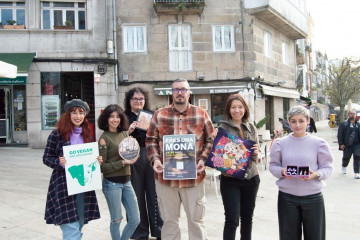 El mercado de arte MONA celebra este fin de semana su sexta edición en el Paseo de Alfonso de Vigo.