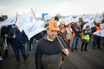 Varias personas durante una protesta de trabajadores de Alcoa, a 23 de noviembre de 2024, en Ribadeo, Lugo, Galicia (España). Una protesta de cientos de trabajadores de Alcoa San Cibrao ha cortado du