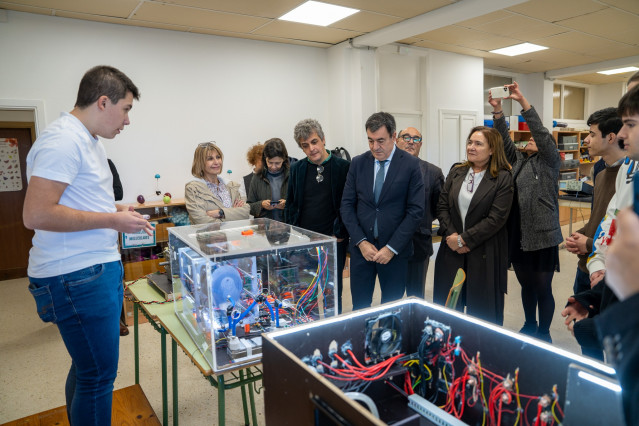 El conselleiro de Educación, Ciencia, Universidades e FP, Román Rodríguez, visita el IES Carlos Casares de Vigo para conocer el prototipo de motor de hidrógeno desarrollado por un grupo de alumnos.