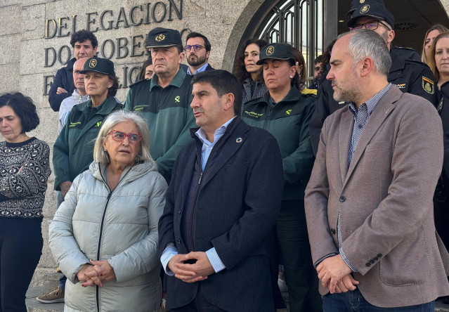 Minuto de silencio en la Delegación del Gobierno en Galicia por el asesinato de un niño en Linares (Jaén)