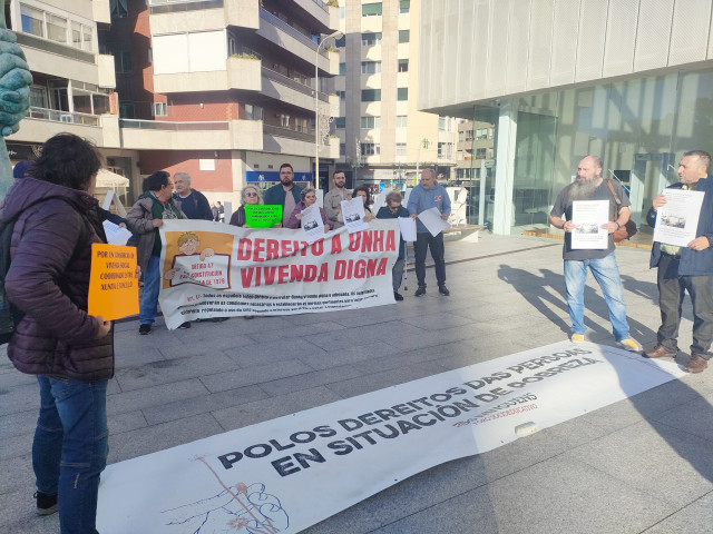 Concentración del foro socioeducativo Os Ninguéns ante los juzgados de Vigo, para reclamar vivienda digna y soluciones habitacionales para personas en situación de pobreza.