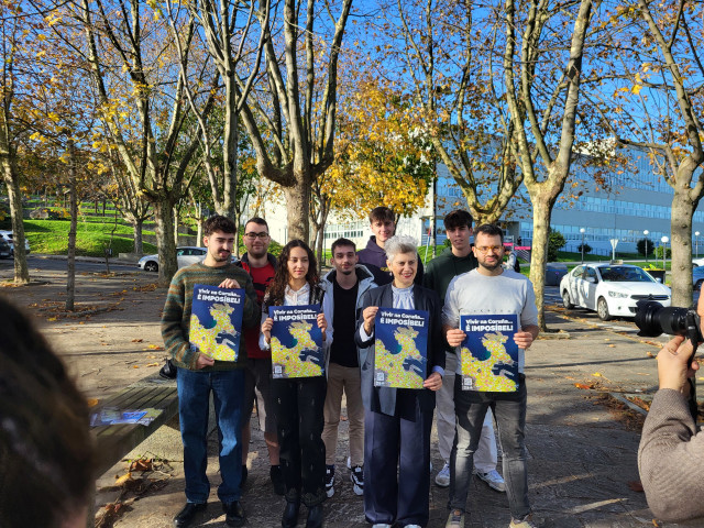 La diputada del BNG Mercedes Queixas, en un encuentro con estudiantes en el Campus de Elviña, en A Coruña