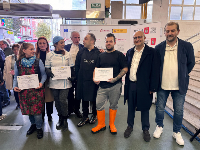 Visita del subdelegado del Gobierno en Pontevedra, Abel Losada, al mercado de O Calvario en Vigo.