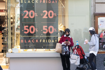 Archivo - Un escaparate avisa de los descuentos durante Black Friday, a 24 de noviembre de 2023, en Madrid (España). Este año, la previsión de gasto de los españoles en Black Friday es un 6% mayor