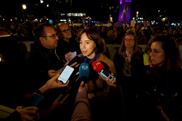 La ministra de Ciencia y secretaria general del PSPV-PSOE, Diana Morant, atiende a los medios de comunicación durante la manifestación convocada por la Coordinadora Feminista por el 25N, a 25 de nov