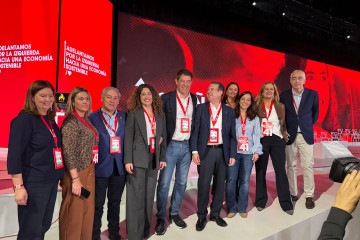 El secretario xeral del PSdeG, José Ramón Gómez Besteiro, y otros miembros de los socialistas gallegos en el Congreso Federal del PSOE en Sevilla.