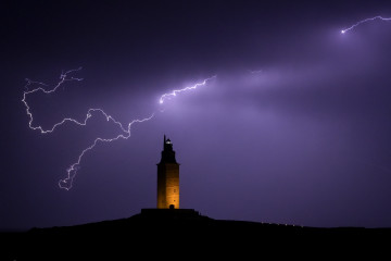 Archivo - Vista de un rayo sobre la Torre de Hércules, a 26 de octubre de 2022, en A Coruña, Galicia (España).