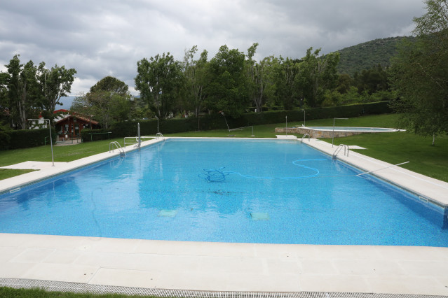 Archivo - Piscina cerrada del Camping Monte Holiday en Gargantilla del Lozoya, durante su segundo día de apertura en la Fase 1 de la desescalada cuando autocaravanas, turismo rural y de naturaleza se publicitan como ofertas seguras, en un sector que ve po