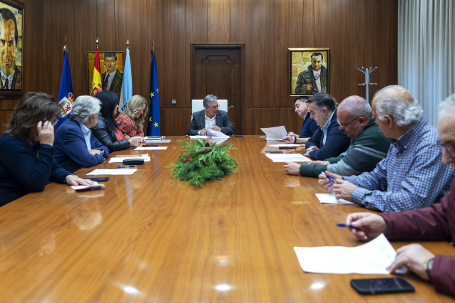 Reunión de la Xunta de Goberno de la  Diputación Ourense. Asisten Luís Menor Pérez (Presidente Deputación); Marta Nóvoa Iglesias (VicePresidenta 1ª); César Fernández Gil (VicePresidente 2º); Placido Álvarez Dobaño (VicePresidente 3º), etc.