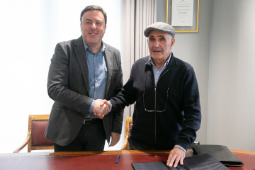 El presidente de la Diputación de A Coruña, Valentín González Formoso, y el presidente de la Asociación Saúde Mental Ferrol, Eume e Ortegal, Félix Pena.