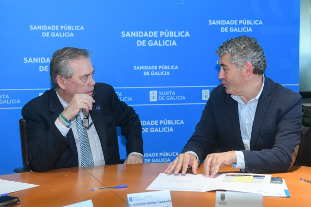 El conselleiro de Sanidade, Antonio Gómez Caamaño, y el alcalde de Boqueixón (A Coruña), Ovidio Rodeiro.