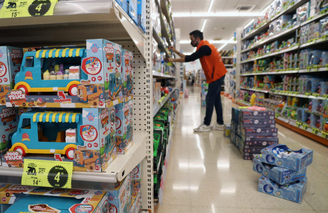 Archivo - El dependiente de una tienda de juguetes coloca artículos en las estanterías de uno de los almacenes de la capital malagueña. En Málaga (Andalucía, España), a 24 de noviembre de 2020. La Junta de Andalucía ha decidido mantener hasta el 10 de dic